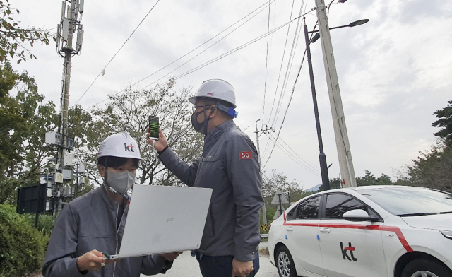 KT 직원들이 전남 담양 지역에서 LTE와 5G 장거리 프론트홀 테스트를 진행하고 있다./사진 제공=KT