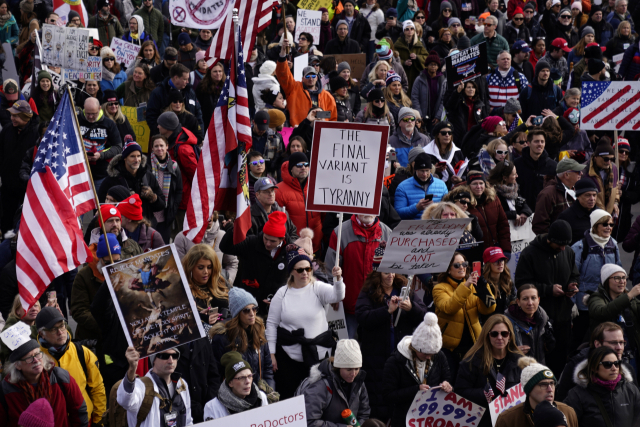 미국의 백신 반대론자들이 23일(현지 시간) 워싱턴DC의 내셔널몰에 모여 정부의 방역 정책에 항의하며 마스크를 벗은 채 행진하고 있다. /EPA연합뉴스
