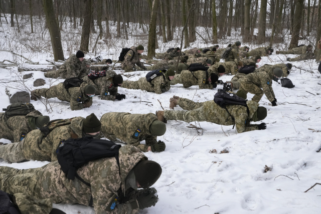 22일(현지 시간) 우크라이나 키예프의 한 공원에서 정부군과 의용군이 러시아군 침공에 대비해 훈련하고 있다. /AP연합뉴스