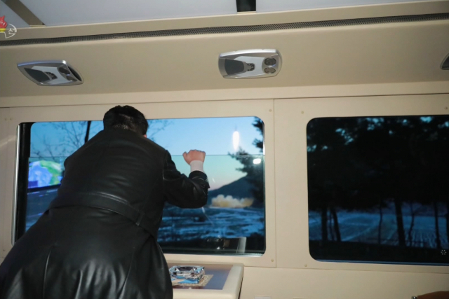 지난 11일 김정은 북한 국무위원장이 자신의 전용 차량 안에서 극초음속 미사일 발사 장면을 지켜보는 모습. /연합뉴스