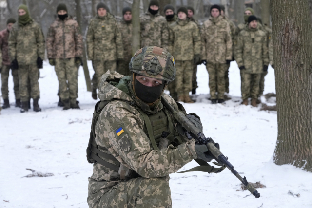 23일(현지 시간) 우크라이나 수도 키예프에서 군 조교가 정부 지원을 받는 민방위 부대인 '국토방위대' 대원들을 교육하고 있다. 우크라이나 국경에서 러시아의 군사 배치와 훈련이 이어져 긴장이 고조되는 가운데 최근 우크라이나 민간인 다수가 국토방위대에 자진 합류해 전투 훈련을 받고 있다. /AP연합뉴스