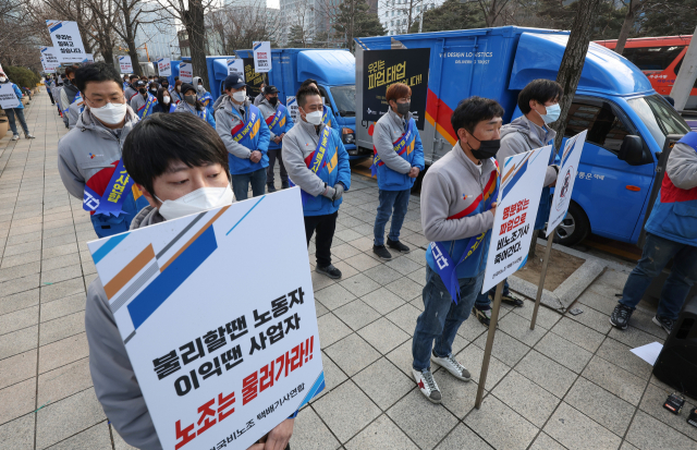 23일 오후 서울 여의도 국회 앞에서 전국비노조 택배기사 연합 소속 택배 기사들이 한 달여 이어지고 있는 CJ 대한통운 노조의 파업 중단을 촉구하며 집회를 벌이고 있다. /연합뉴스