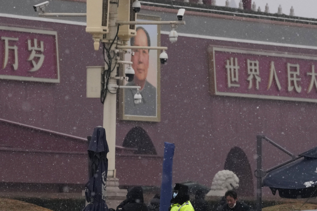 지난 21일 눈이 흩날리는 중국 베이징 톈안먼(천안문) 앞을 감시카메라가 비추고 있다. 텐안먼광장에는 이런 감시카메라 수백대가 설치돼 있다. /AP연합뉴스