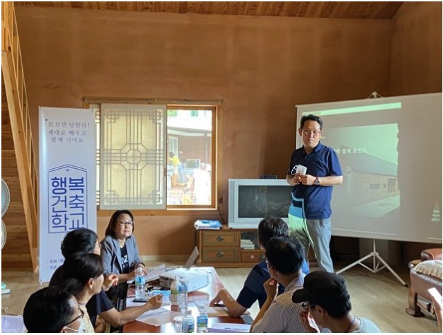송찬호 이사장이 2020년 여름에 열린 행복건축학교 소풍 모임에서 집을 잘 짓는 방법에 대해 설명하고 있다. /서민우기자