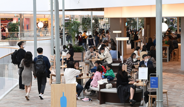 단계적 일상회복(위드코로나) 시행 후 첫 주말인 7일 서울 시내 한 백화점에서 시민들이 쇼핑하고 있다./오승현 기자 2021.11.07