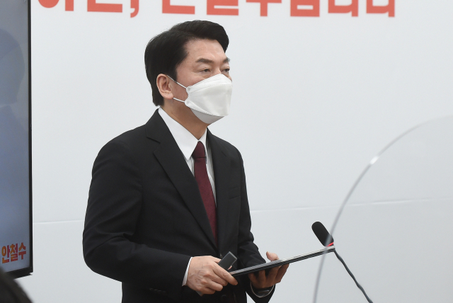 안철수 국민의당 대선 후보가 25일 오전 국회에서 신년 기자회견을 하고 있다./권욱 기자