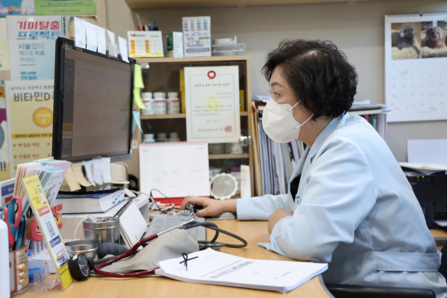 서울 동네 의원이 코로나19 재택 환자를 관리하는 '서울형 의원급 재택치료' 시범운영이 시작된 가운데 21일 오전 서울 구로구의 한 의원에서 의사가 비대면 진료를 하고 있다./연합뉴스