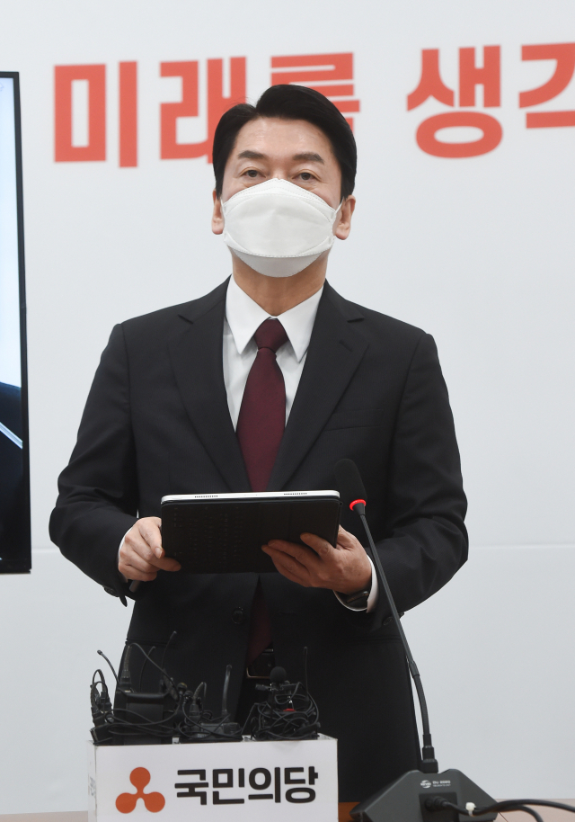 안철수 국민의당 대선 후보가 25일 오전 국회에서 신년 기자회견을 하고 있다. /권욱 기자