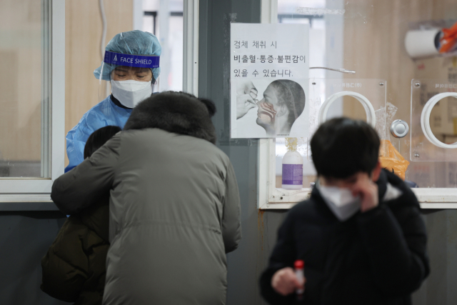 임시선별검사소에서 가족들이 검체채취 검사를 받고 있다./연합뉴스