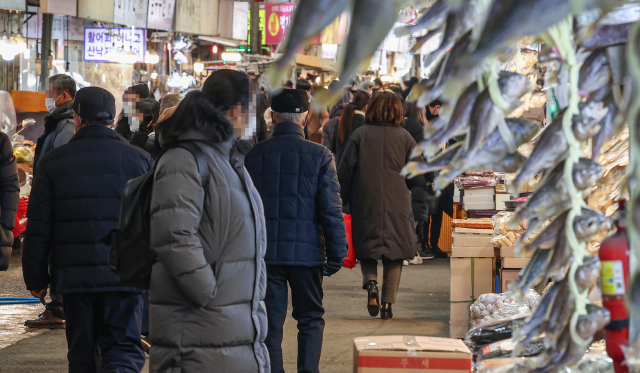 설날 연휴를 한 주 앞둔 23일 오전 서울 종로구 광장시장 제수용품 상점을 찾은 시민들이 물건을 고르고 있다. /연합뉴스