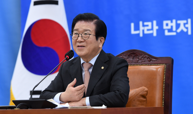 박병석 국회의장이 지난 6일 국회에서 신년 기자회견을 하고 있다. /권욱기자