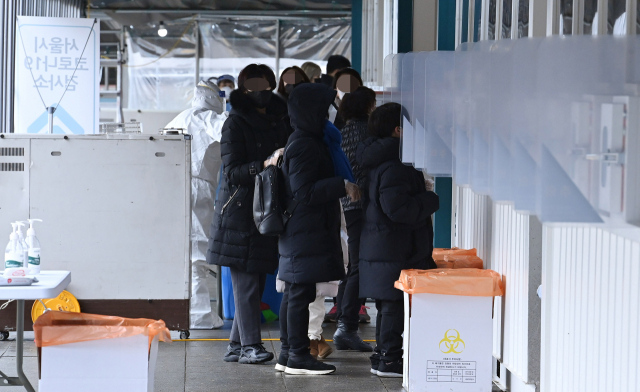 코로나19 오미크론 변이가 빠르게 확산하며 신규 확진자가 처음으로 8,000명대를 넘어선 25일 서울 서대문구 독립문 앞에 설치된 선별검사소에서 시민들이 검사를 받고 있다. 26일부터 광주·전남·평택·안성 지역에서부터 오미크론 대응체계가 가동되며, 코로나19 백신 접종 완료한 확진자의 격리기간이 현행 10일에서 7일로 단축된다. /오승현 기자