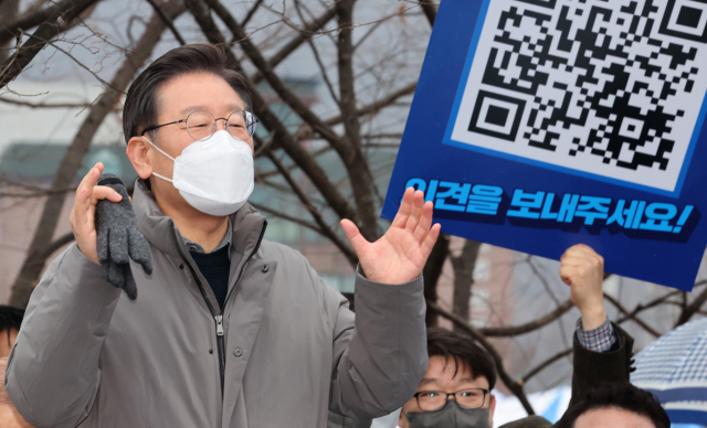 이재명 더불어민주당 이재명 대선후보가 25일 경기도 가평군 가평읍 가평철길공원을 방문, 즉석연설을 하고 있다. / 연합뉴스