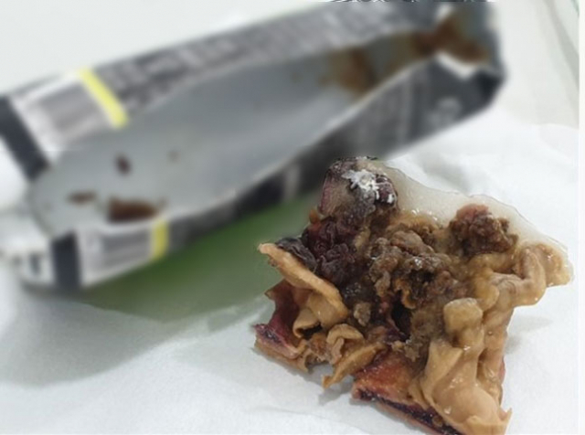 지난 24일 한 온라인 커뮤니티에는 팩으로 된 검은콩 두유에서 괴상한 곰팡이 덩어리가 발견됐다는 주장이 제기됐다./온라인 커뮤니티 캡처