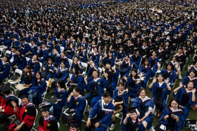 지난해 6월 중국 후베이성 우한의 화중사범대 졸업식에 학생들이 참석해 있다. 출생인구가 많았던 1990년대의 출생자들이 일제히 졸업하는 가운데 일자리는 극도로 부족한 상태다. /AFP연합뉴스