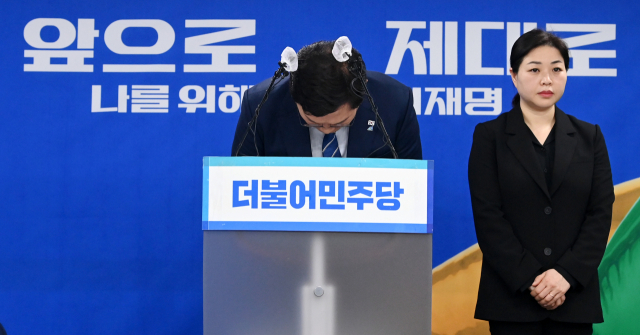 송영길 더불어민주당 대표가 25일 서울 여의도 당사에서 긴급 기자회견을 앞두고 인사를 하고 있다. /권욱 기자