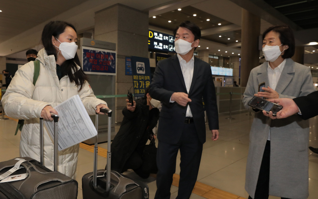 안철수 국민의당 대선 후보와 부인 김미경 서울대 교수가 23일 오후 인천공항에서 미국에서 귀국한 딸 안설희 박사를 마중하고 있다./영종도=권욱 기자