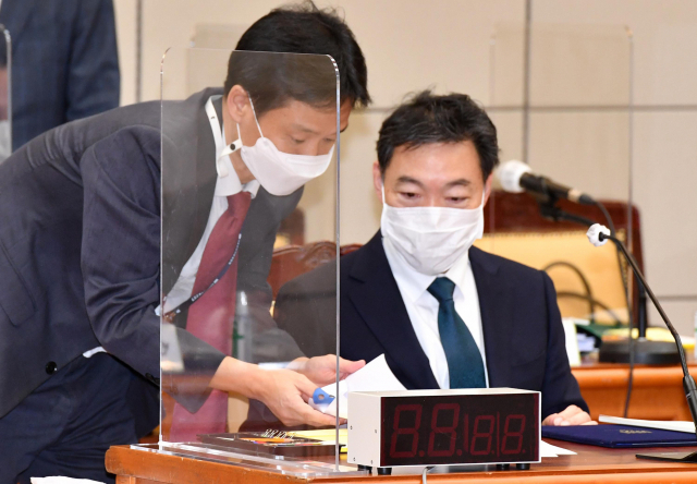 김오수 검찰총장(오른쪽)이 관계자와 이야기를 나누고 있다./연합뉴스