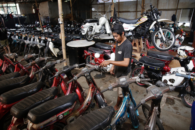 인도네시아 자카르타에 위치한 한 중고 오토바이 판매점에서 직원이 제품을 살펴보고 있다. /EPA연합뉴스