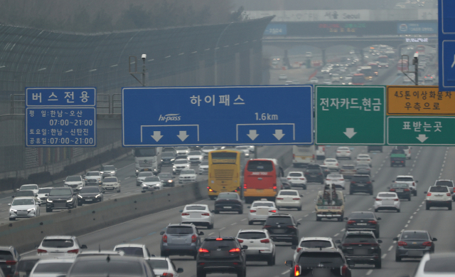 지난해 설 연휴 마지막날인 2월 4일 경부고속도로 서울 요금소 부근 상하행선에서 차량이 오가고 있다./연합뉴스