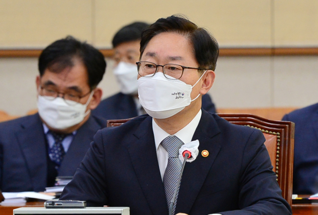 박범계 법무부 장관이 26일 오전 국회에서 열린 법제사법위원회 전체회의에 출석해 의원들의 질의에 답변하고 있다./권욱 기자