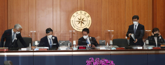 박지원(가운데) 국가정보원장이 지난해 10월 국회 정보위원회의 2021년도 국가정보원 국정감사 시작을 기다리고 있다. /권욱 기자