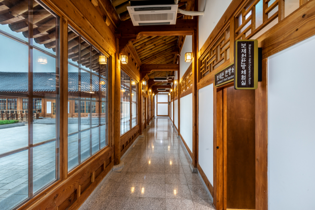 상언디자인이 인테리어를 담당한 서울한방진흥센터의 모습. 이 인테리어의 기본 콘셉트는 ‘전통과 현대를 잇는다’이다. /사진 제공=상언디자인