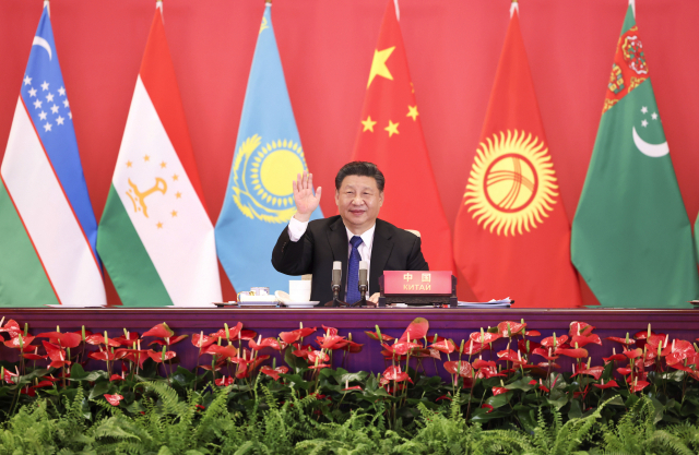 25일 시진핑 중국 국가주석이 베이징에서 중앙아시아 5개국 정상과 화상 회담을 진행하며 손을 흔들고 있다./신화연합뉴스