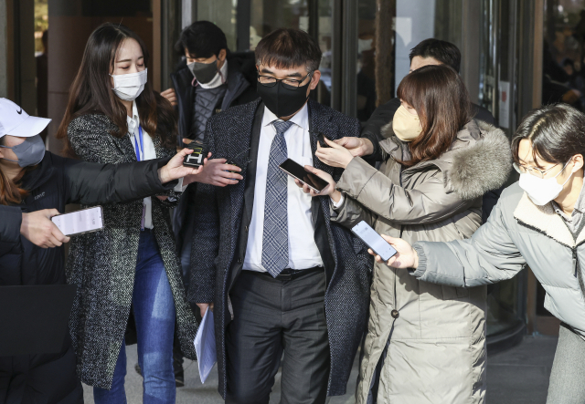 자녀 입시비리 등 혐의로 1·2심에서 징역 4년의 실형을 선고받은 정경심 전 동양대 교수의 변호인 김칠준 변호사가 27일 오전 서울 서초구 대법원에서 열린 상고심 선고를 마친 후 법정을 나서고 있다. /연합뉴스