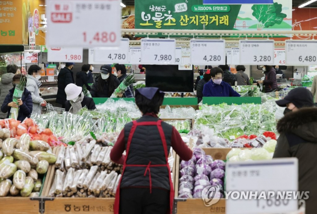 25일 오전 서울 시내 한 대형마트에서 직원이 채소를 정리하고 있다./연합뉴스