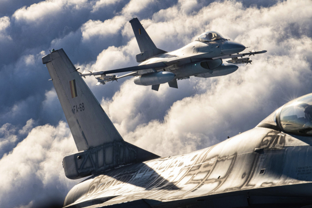 25일(현지 시간) 나토가 리투아니아 영공에서 벌이는 훈련에 벨기에 공군 소속인 F-16 전투기가 참여하고 있다. /AP연합뉴스