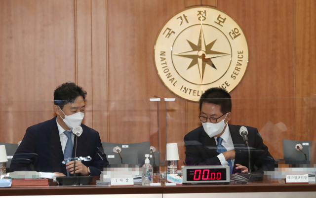 박지원(오른쪽) 국가정보원장이 지난해 10월 국가정보원 청사에서 열린 국회 정보위원회의 2021년도 국가정보원 국정감사에 출석했다. /연합뉴스