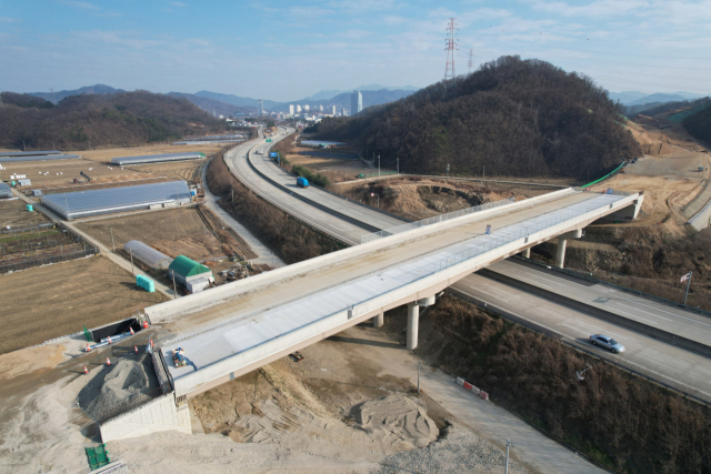 김천시 강남북도로 구간중 경부고속도로 위를 횡단하는 고가도로가 공사중에 있다