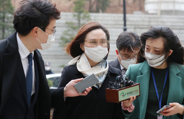 자녀 입시 비리와 사모펀드 투자 의혹 등 혐의로 재판에 넘겨진 정경심 전 동양대 교수가 지난 2020년 12월 서울 서초구 서울중앙지법에서 열린 1심 선고 공판에 출석하고 있다. /연합뉴스