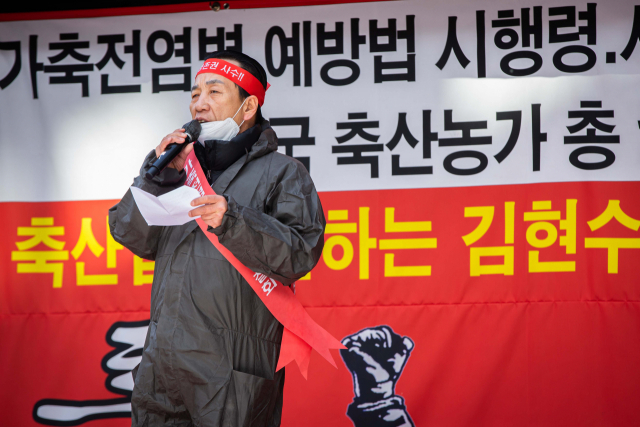 이승호 한국낙농육우협회 회장이 27일 정부세종청사 앞에서 ‘축산업 말살하는 농림축산식품부 규탄 축산농가 총궐기대회’를 열고 발언하고 있다. /사진 제공=축산관련단체협의회