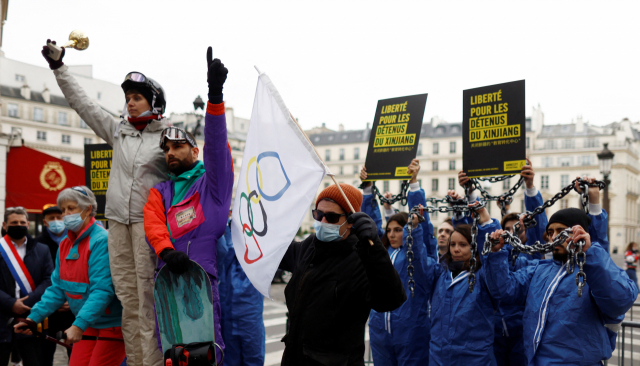 국제앰네스티 활동가들이 26일 ‘2022년 베이징 동계올림픽’을 앞두고 중국 내 인권 침해에 항의하고 프랑스 국회의원들의 신장에 대한 국제적 조사에 참여할 것을 요청하는 시위를 하고 있다. /로이터연합