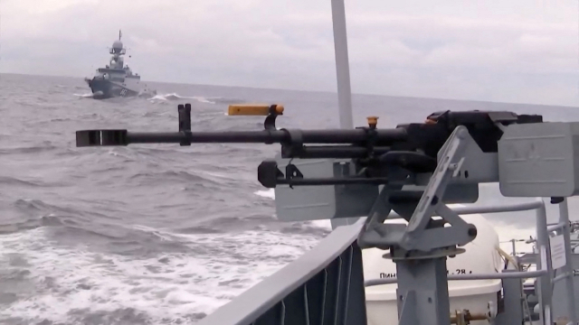 27일(현지시간) 발트해에서 포격 훈련 중인 러시아 해군의 전함./로이터연합뉴스