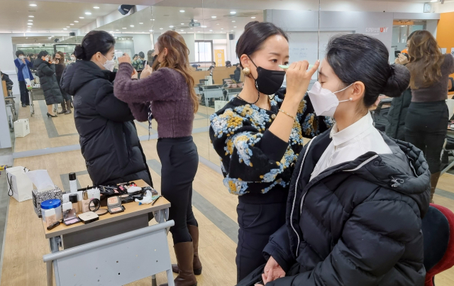 영산대학교 항공관광학과가 최근 샤넬 매니저 출신의 메이크업 아티스트 서영옥 씨를 초청해 '항공사 면접 메이크업' 주제 특강을 진행하고 있다./사진제공=영산대