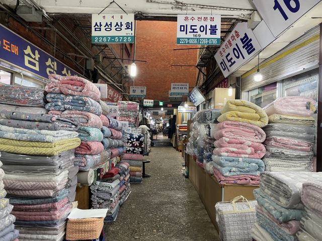 설 연휴를 앞둔 28일 오전 10시 서울 종로구 광장시장 이불 가게 앞 골목이 한산하다./박신원 기자