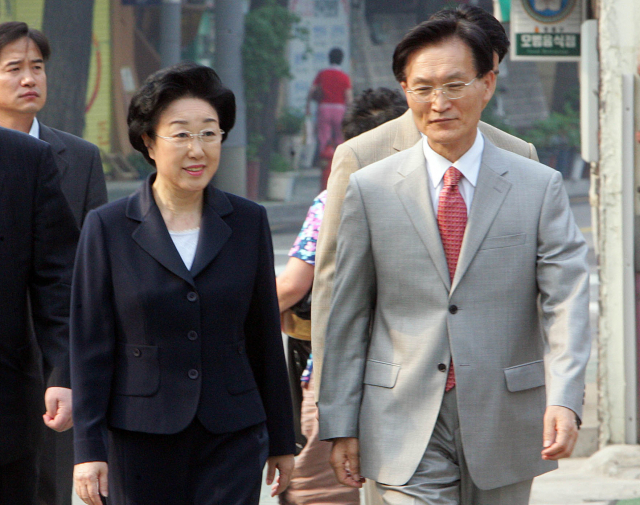 한명숙 전 총리와 남편 박성준 교수의 지난 2006년 모습. /연합뉴스