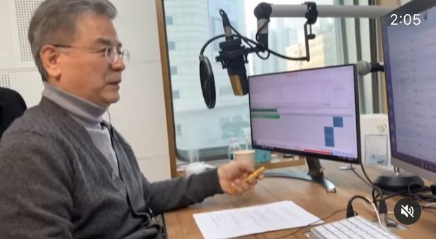 배우 강석우가 27일 마지막 라디오를 진행하는 모습이다. /인스타그램 캡처