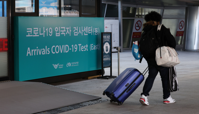 지난 13일 인천국제공항 제1여객터미널 코로나19 검사센터에서 한 외국인이 검사를 위해 이동하고 있다./연합뉴스