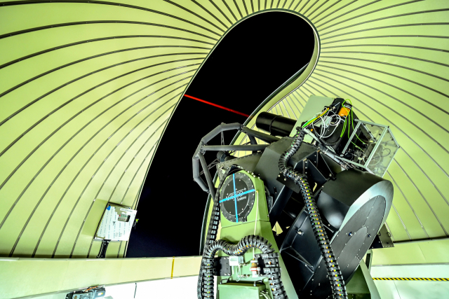 공군 전자광학위성감시체계 내부 모습. 레이저식별시스템이 우주를 감시하기 위해 상부의 돔이 열리고 있다. /사진제공=공군