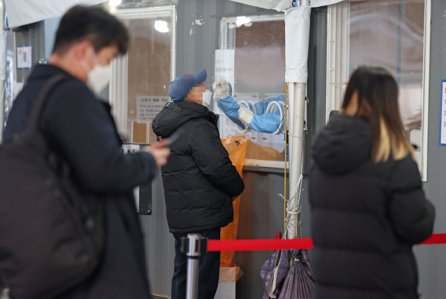 시민들이 코로나19 신규 확진자가 1만6096명을 기록한 28일 오전 서울역 선별진료소를 찾아 검사를 받고 있다. /연합뉴스