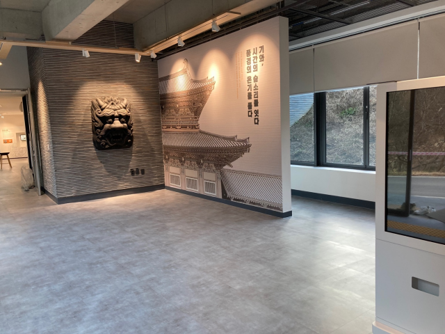 한국기와문화관 전시실에서는 다양한 전통기와를 만나볼 수 있다.