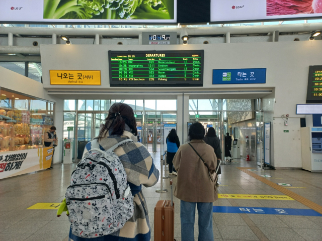 28일 오전 서울역에서 기차를 탑승하려는 시민들이 발걸음을 옮기고 있다./이건율 기자