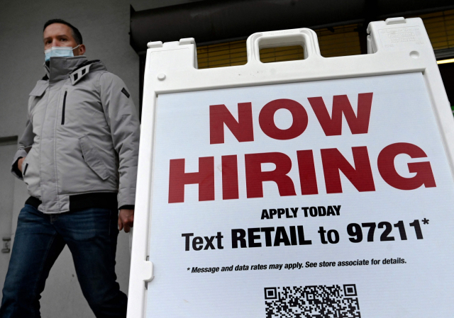 미국 버지니아 알링턴에서 한 남성이 직원을 모집한다는 광고 안내문 옆을 지나가고 있다./AFP연합뉴스