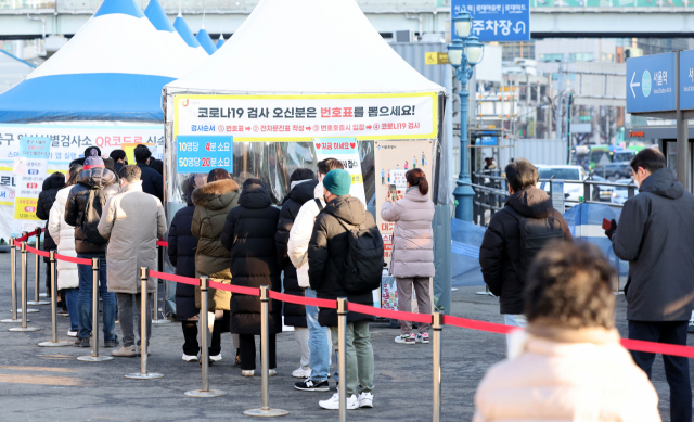 코로나19 신규 확진자가 1만6096명을 기록한 28일 오전 서울역 코로나19 선별진료소를 찾은 시민들이 검사를 위해 줄을 서 있다. /연합뉴스