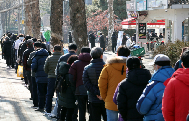 설 연휴를 하루 앞둔 지난 28일 노원구 한 로또 판매점에 시민들이 줄지어 서 있다. 이번 주 로또는 1000회 추첨이다. /연합뉴스