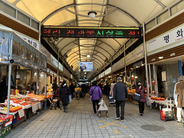 설 연휴를 앞둔 지난 28일 서울 동대문구 청량리청과물시장이 한적하다./박예나 기자